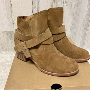 UGG Elora Chestnut Ankle Bootie 6